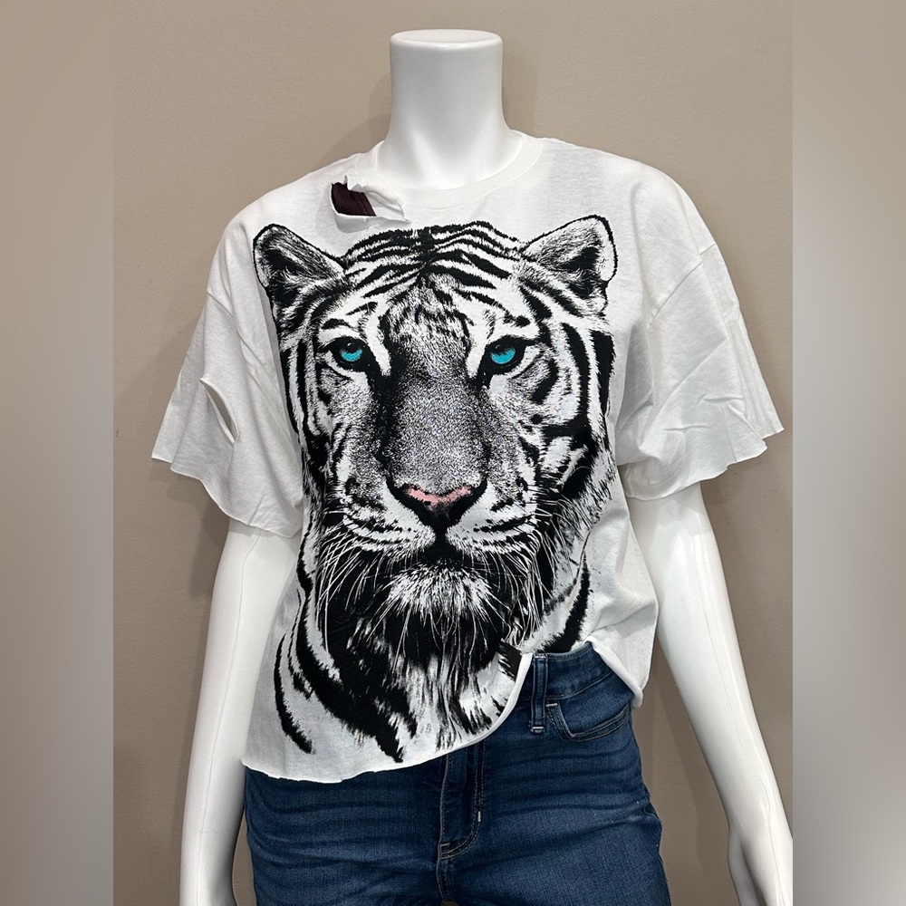 Size large distressed and crop tee